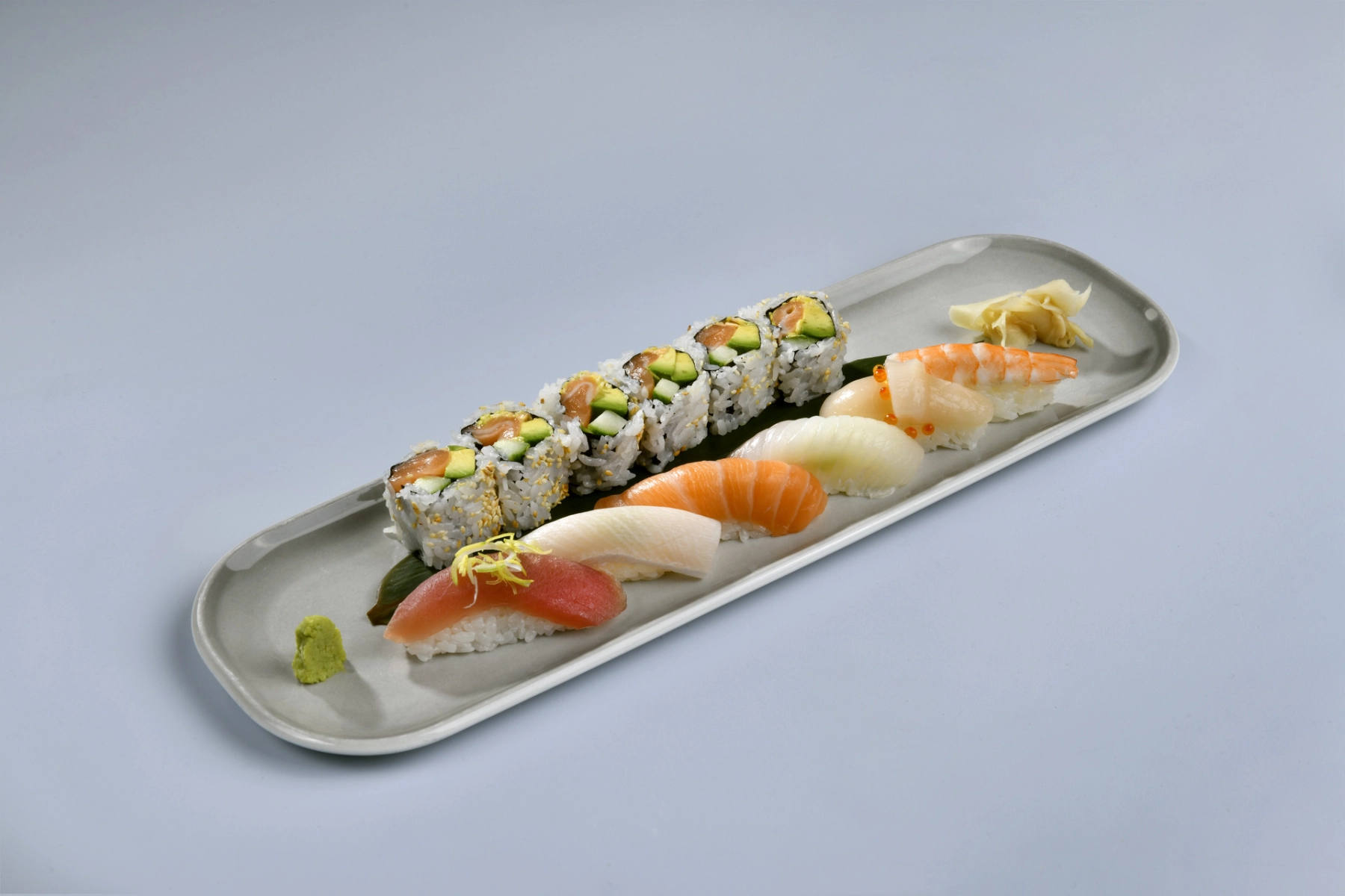 Lange Platte mit Sushi