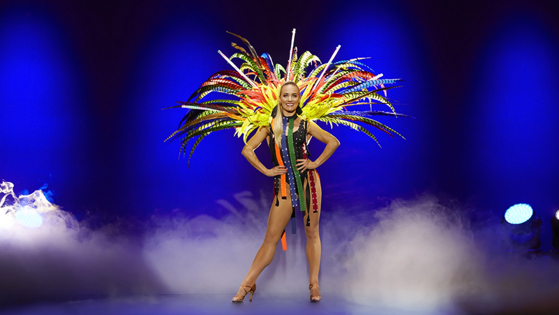 Dame med fjærpryd på showscenen.jpg