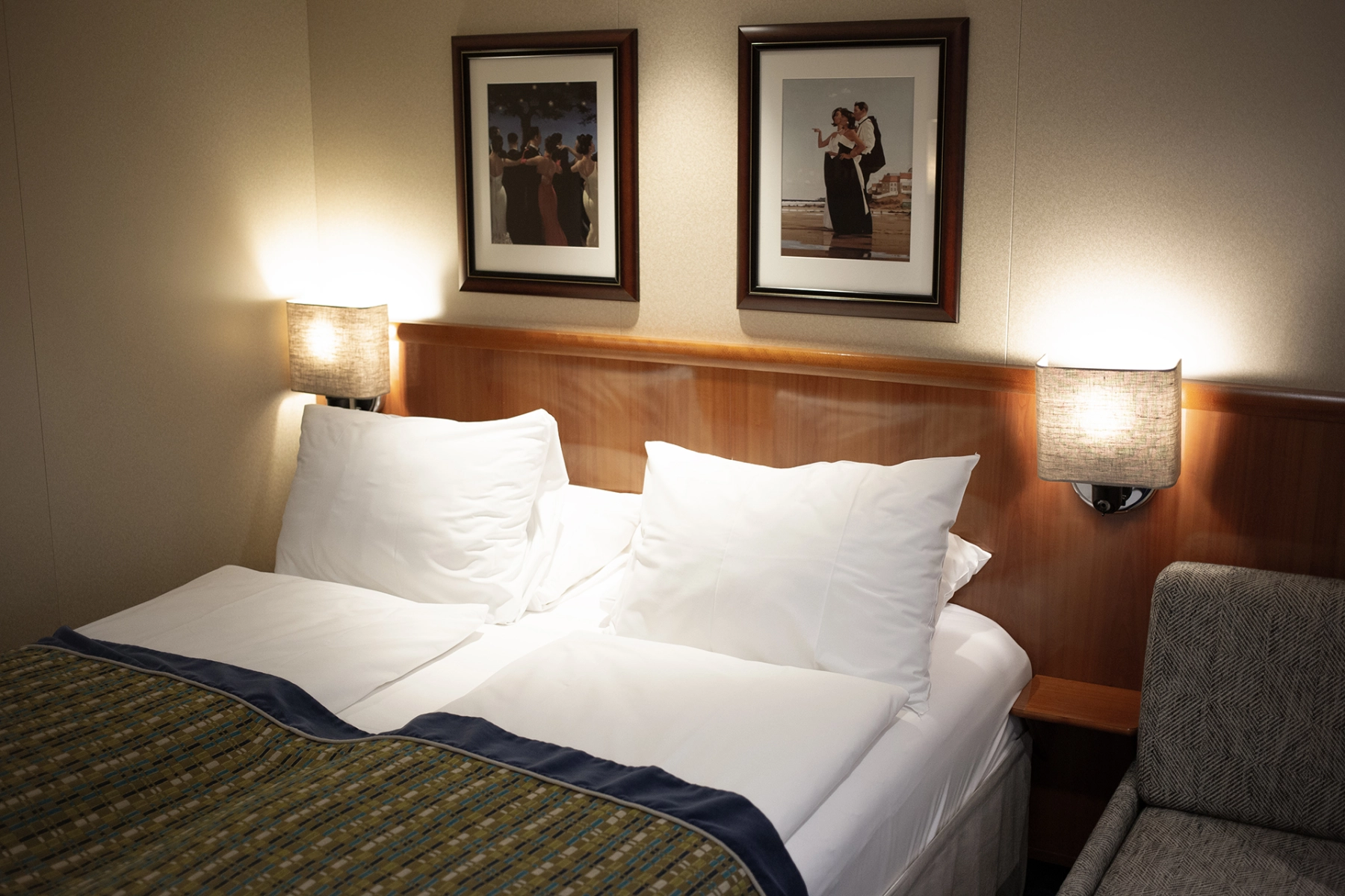 Doppelbett in der Color Class Kabine