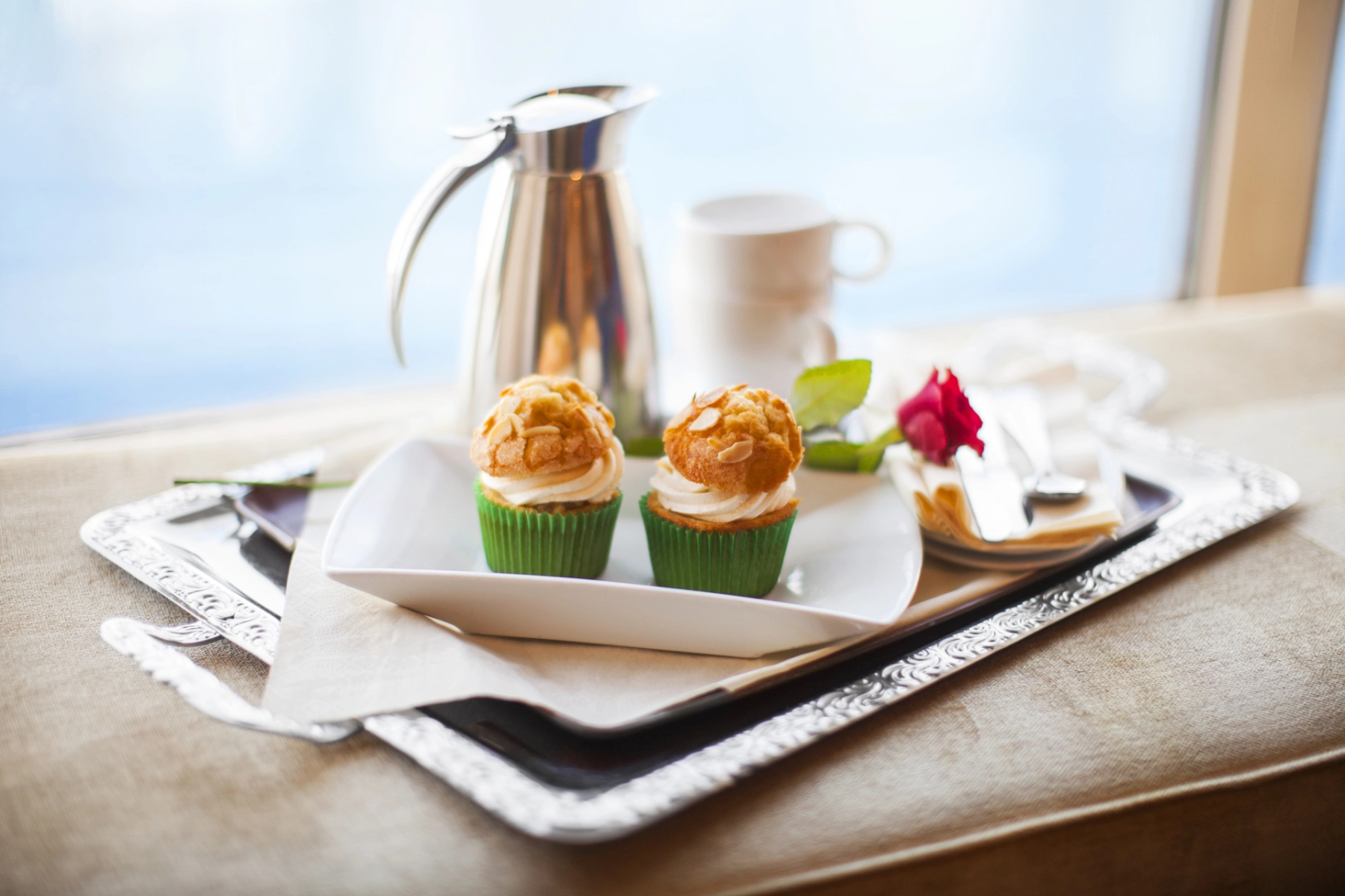 Tablett mit Kuchen vorm Kabinenfenster