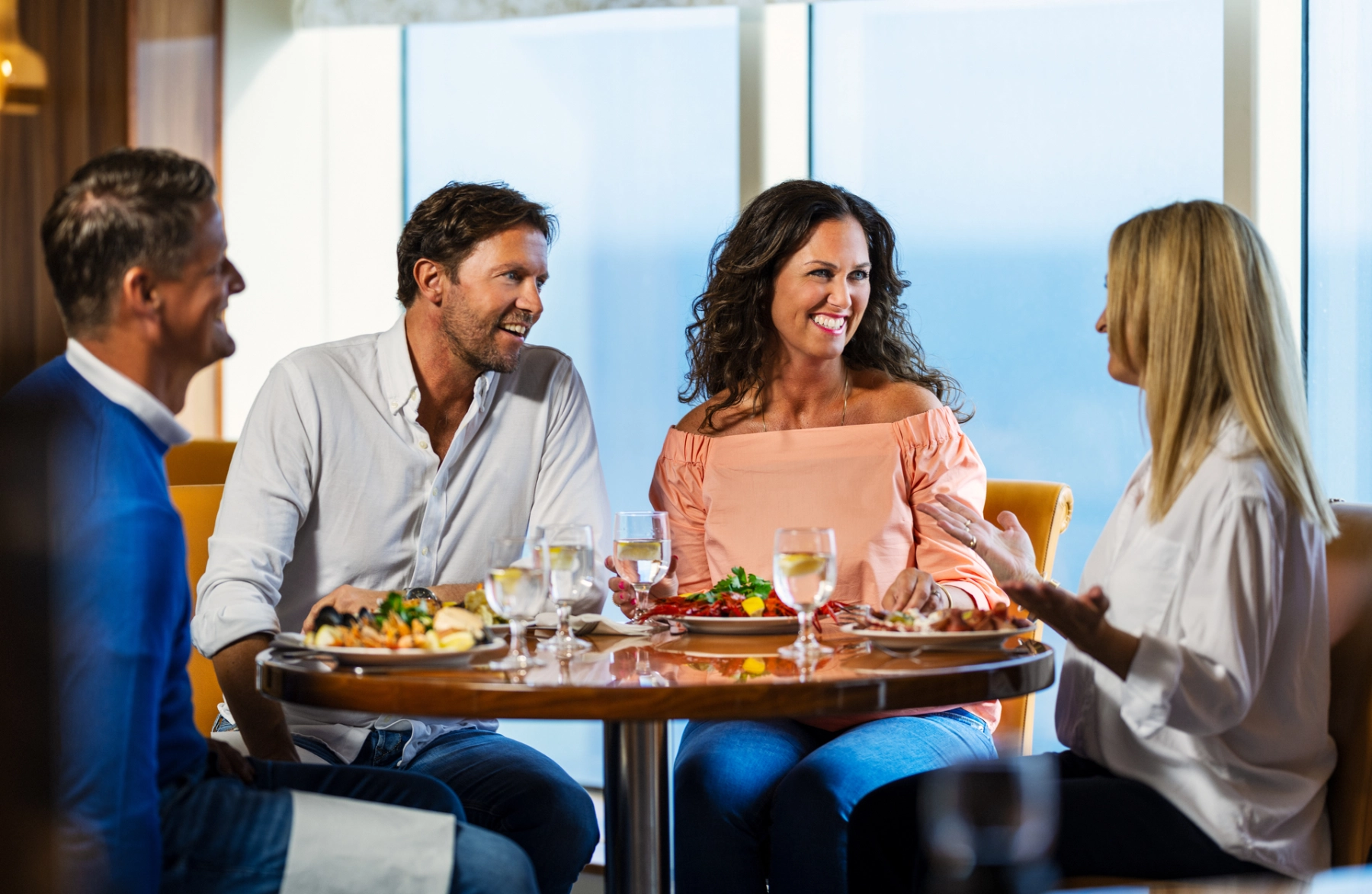 Freunde beim Essen am Tisch