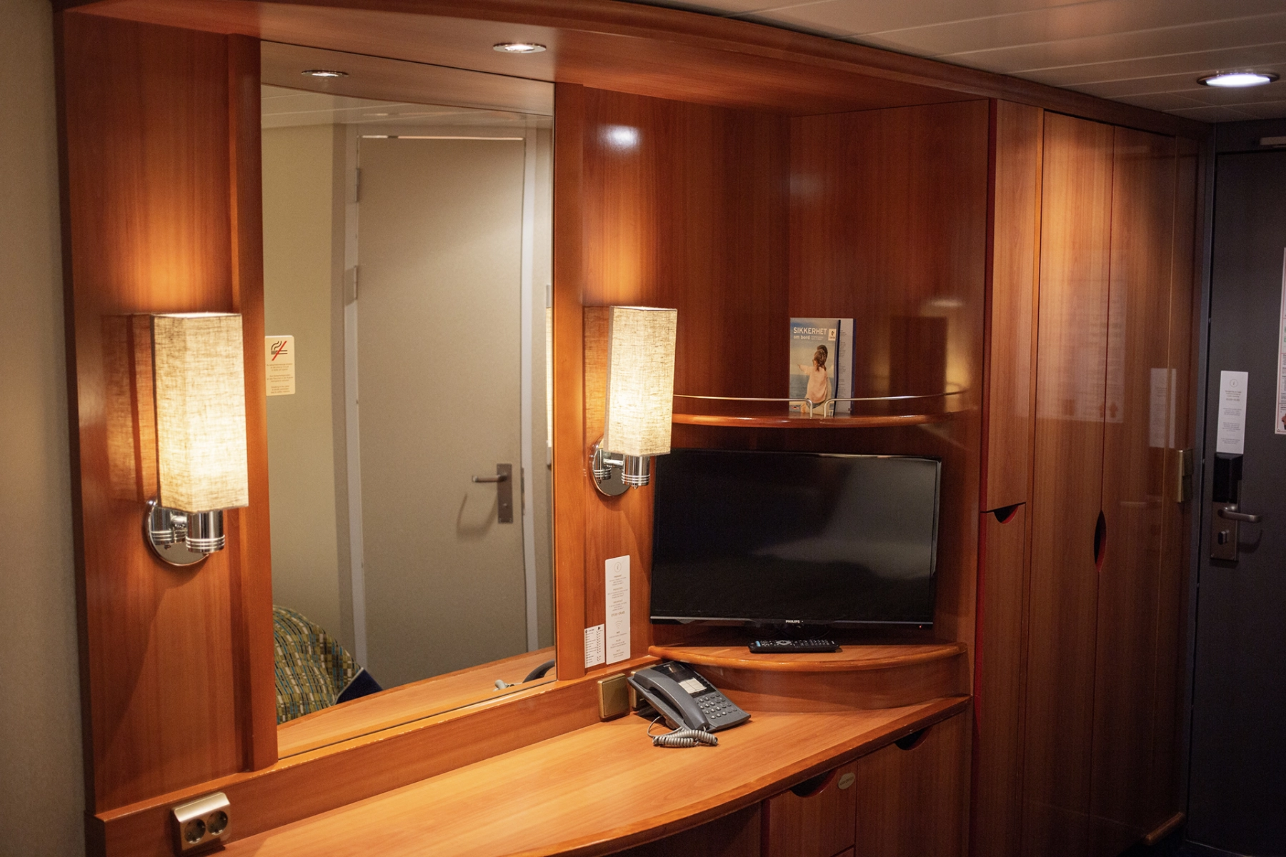 TV und Schreibtisch Color Class