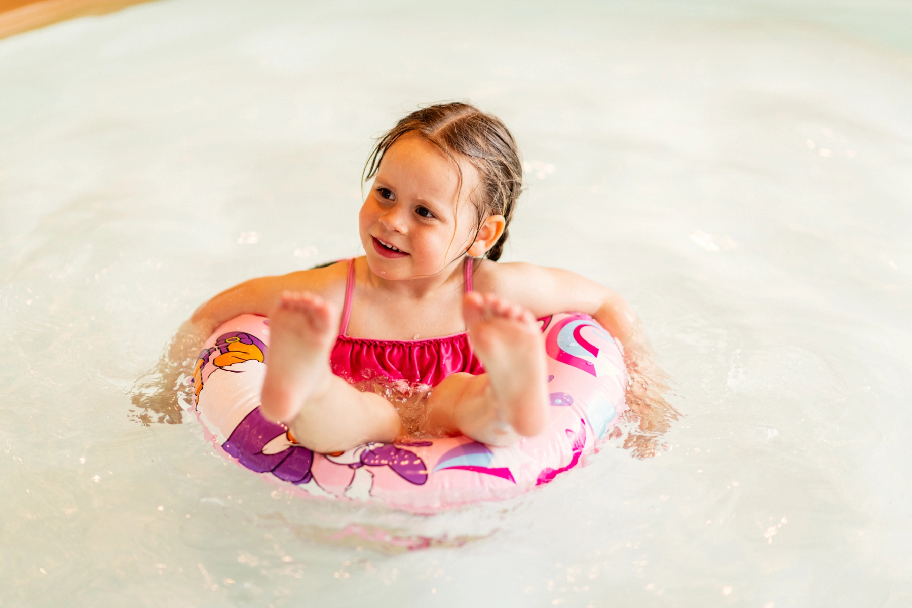 Kind mit Schwimmring