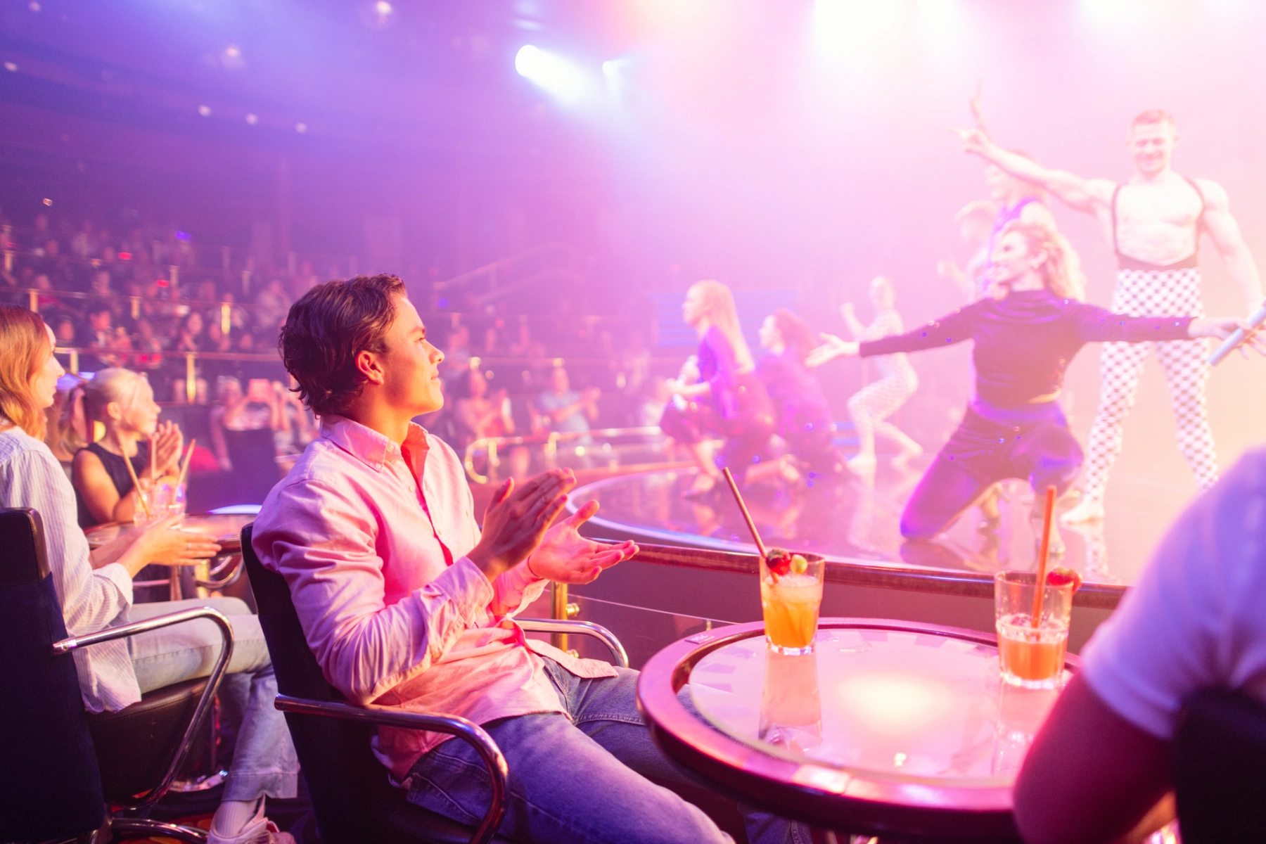 Junge in der Showlounge