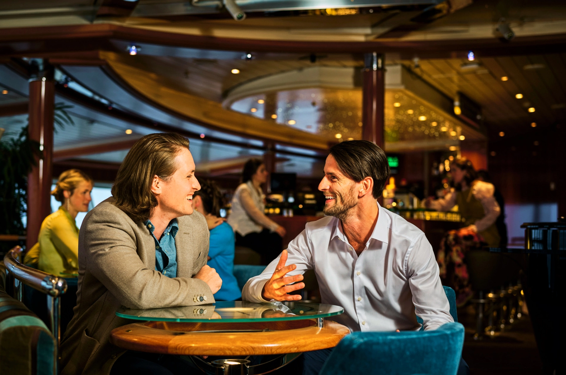 Männer in der Observation Lounge