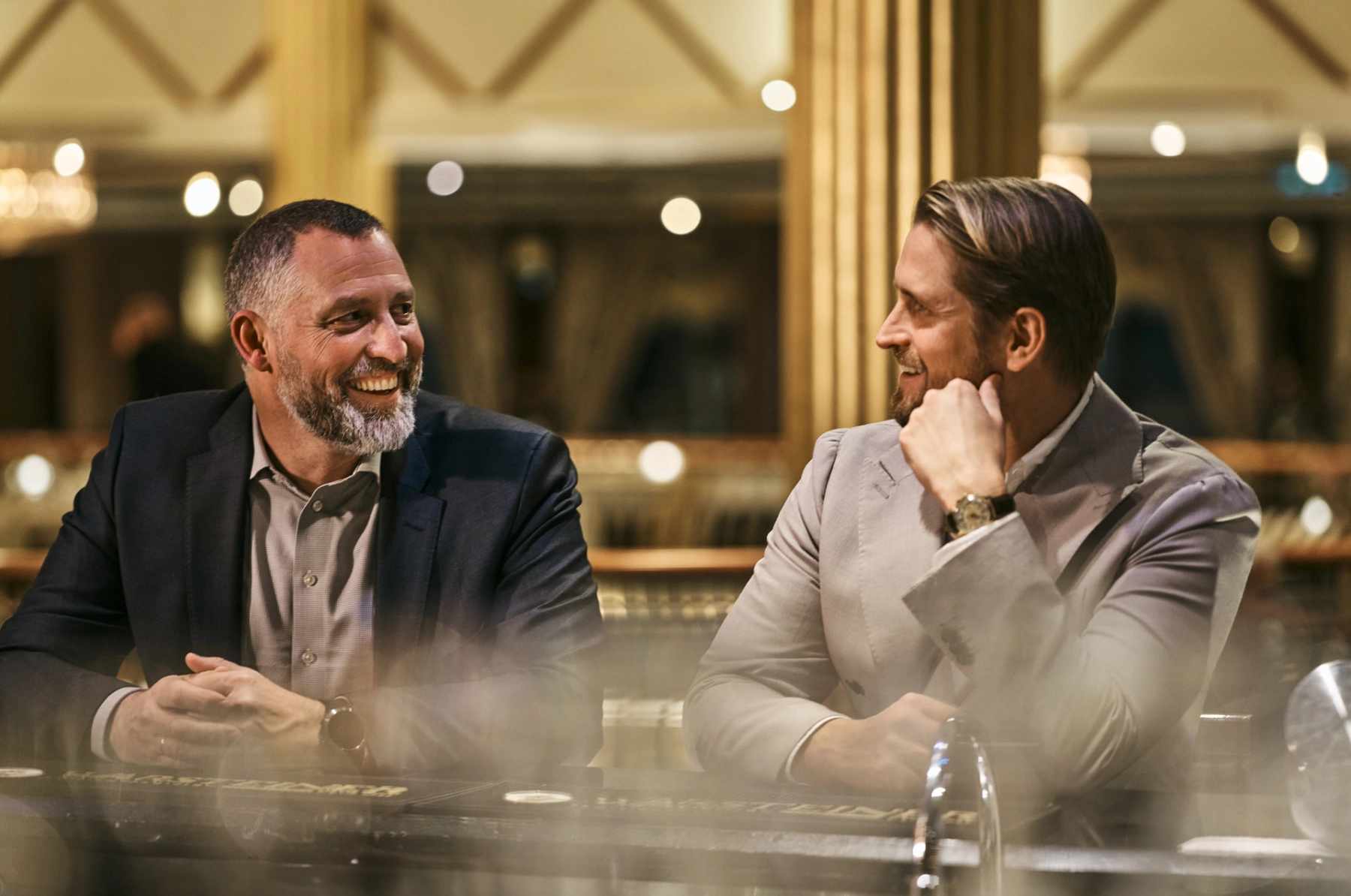 Männer in der Cosmopolitan/Manhattan Bar