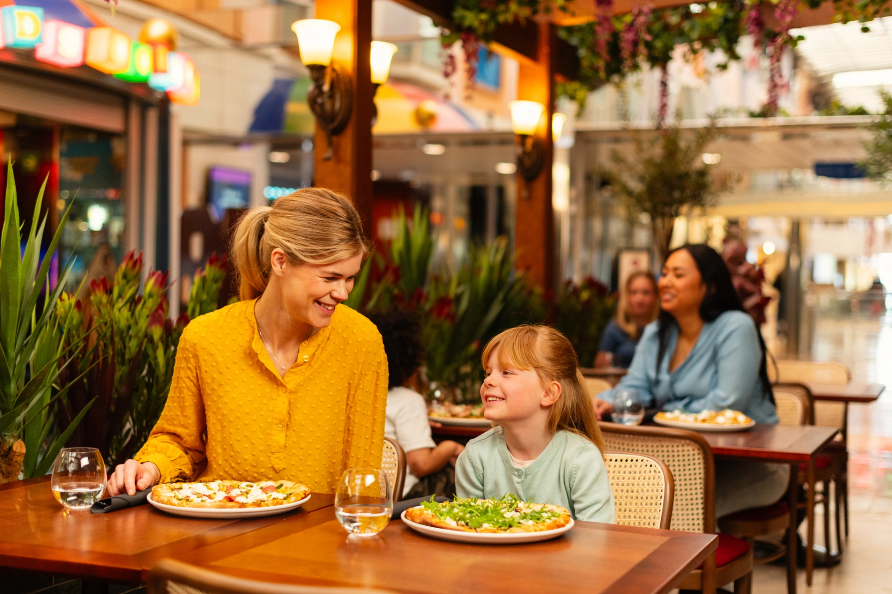 Mutter und Kind in der Mama Bella Pizzeria