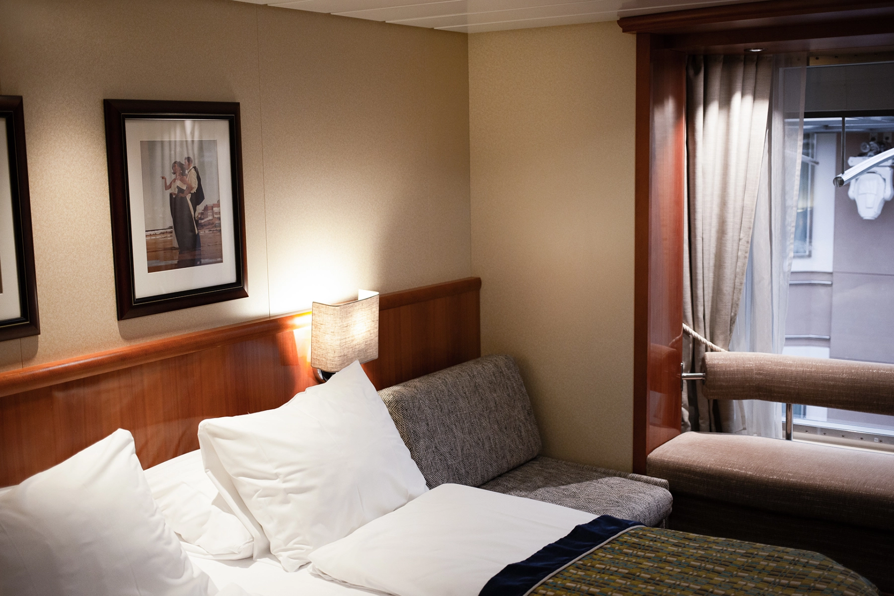 Doppelbett mit Promenadenblick