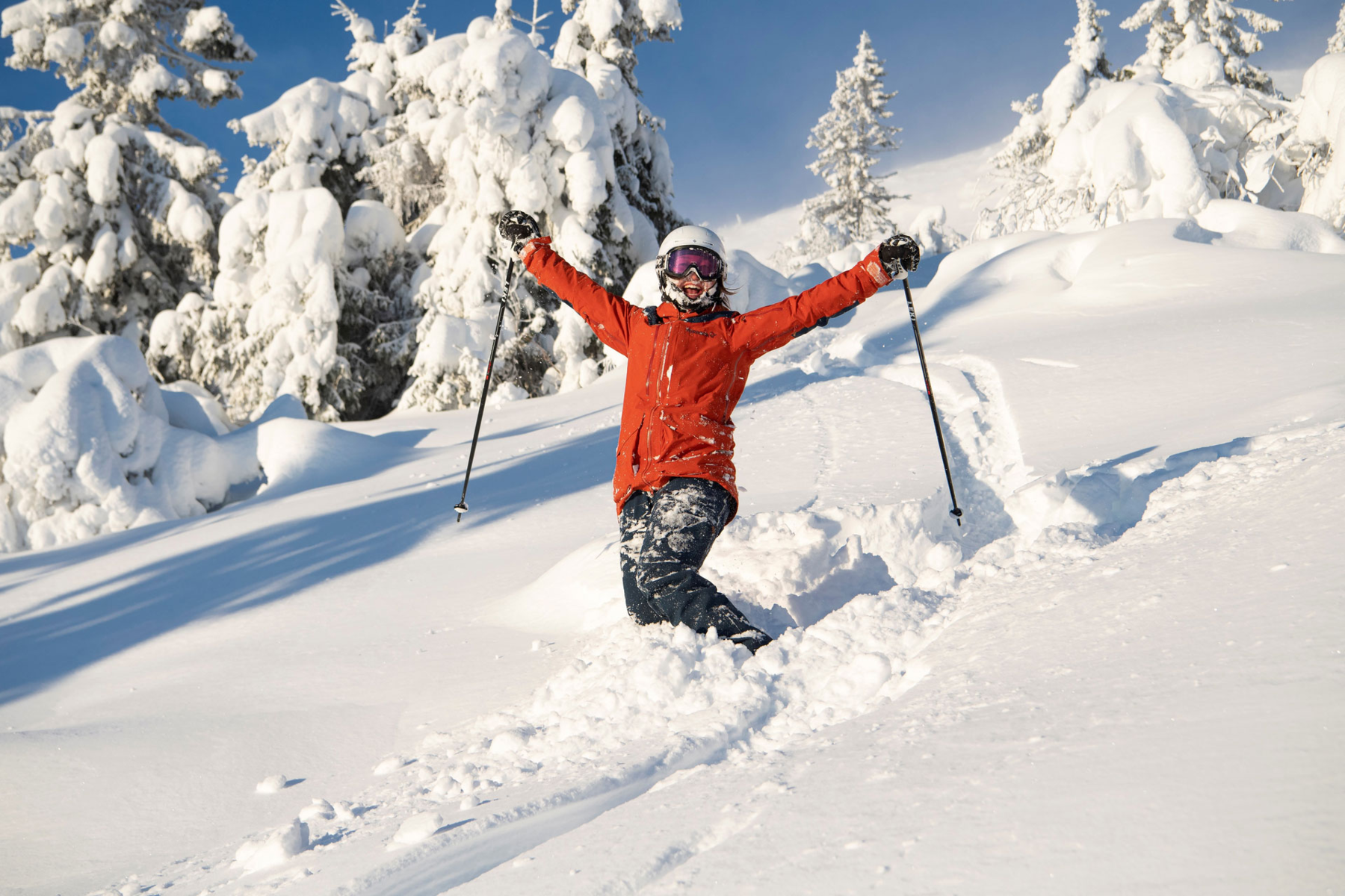 Glad kvindelig skiløber i puddersne i Trysil Foto Ola Matsson, SkiStar