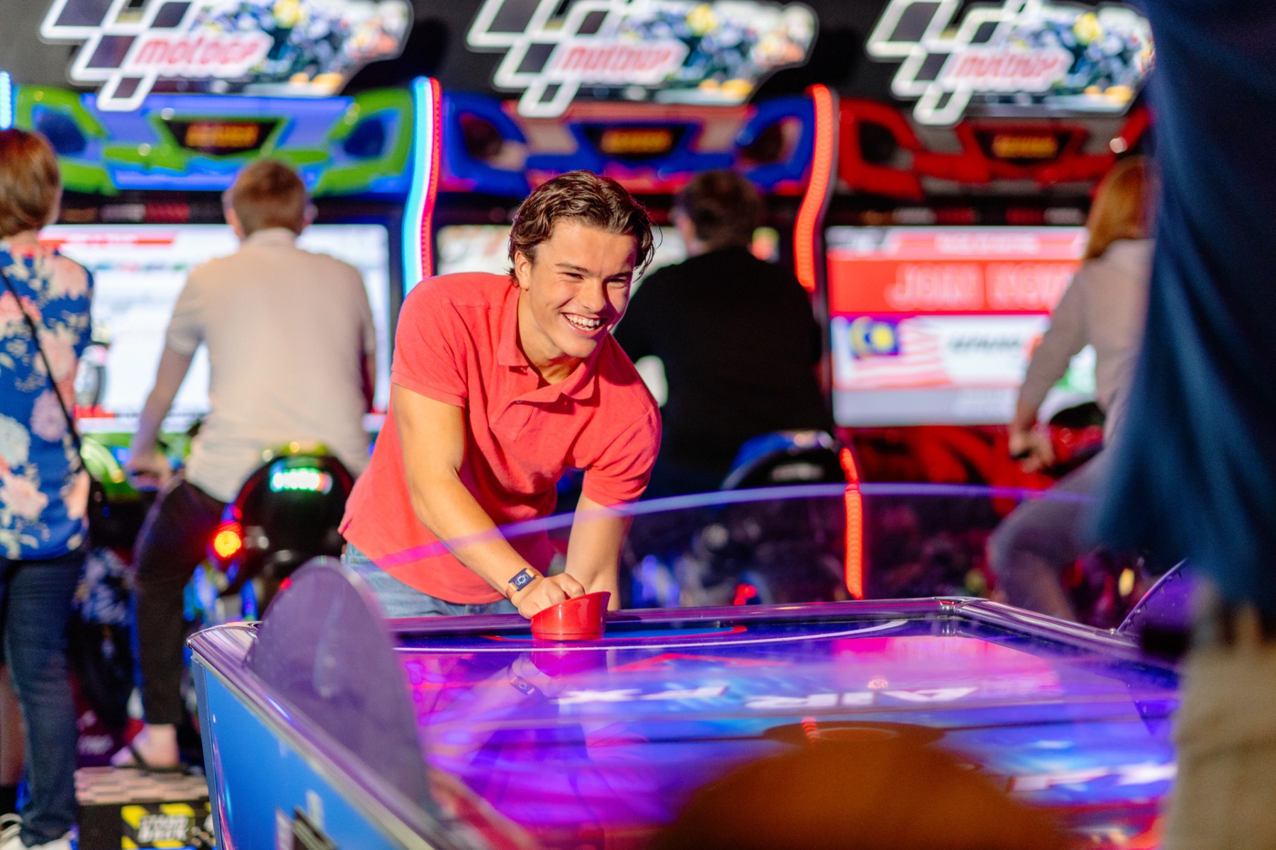 Junge spielt Air Hockey