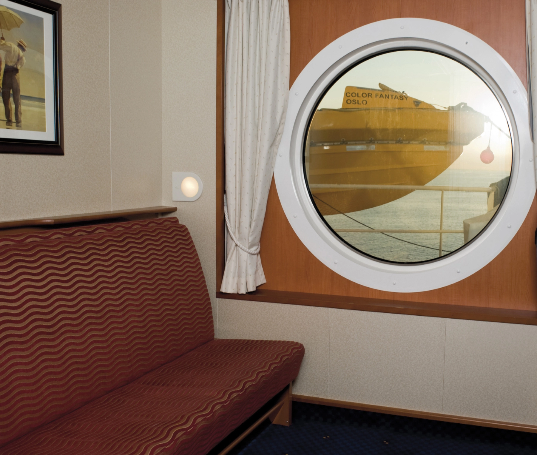 Lugar med livbåt foran vinduet