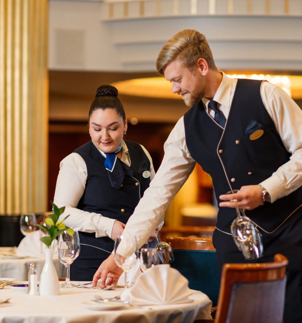 Servitører som dekker på et bord