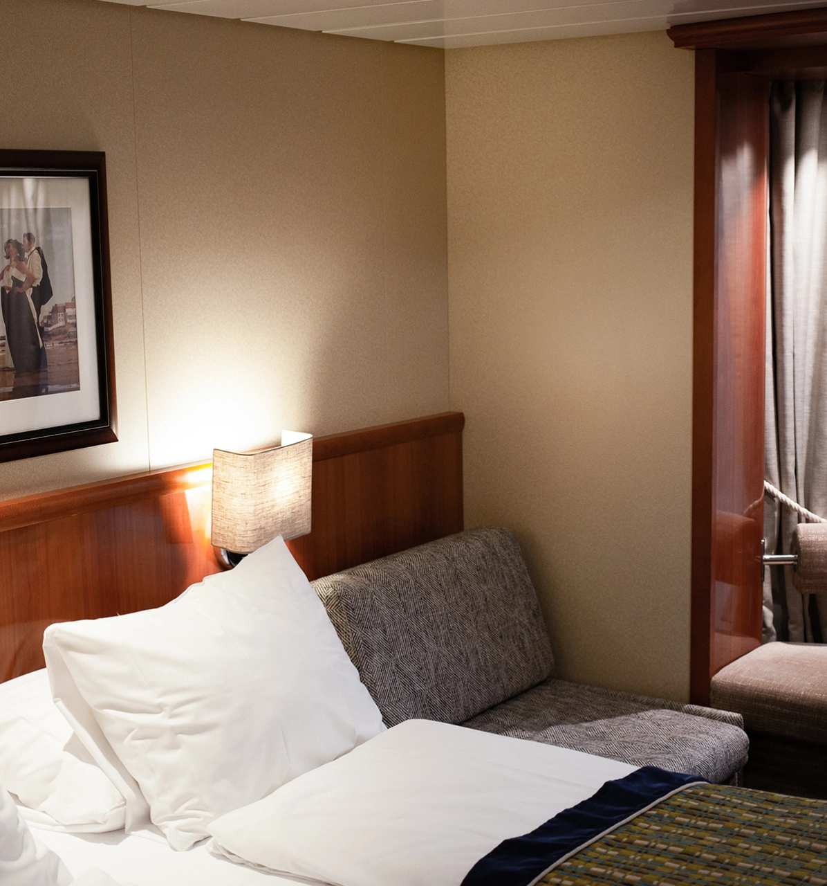 Doppelbett mit Promenadenblick