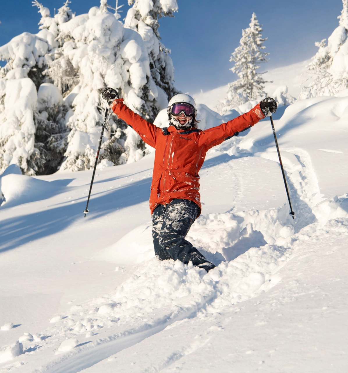 Happy female skier in powder snow in Trysil_Ola Matsson – SkiStar.png