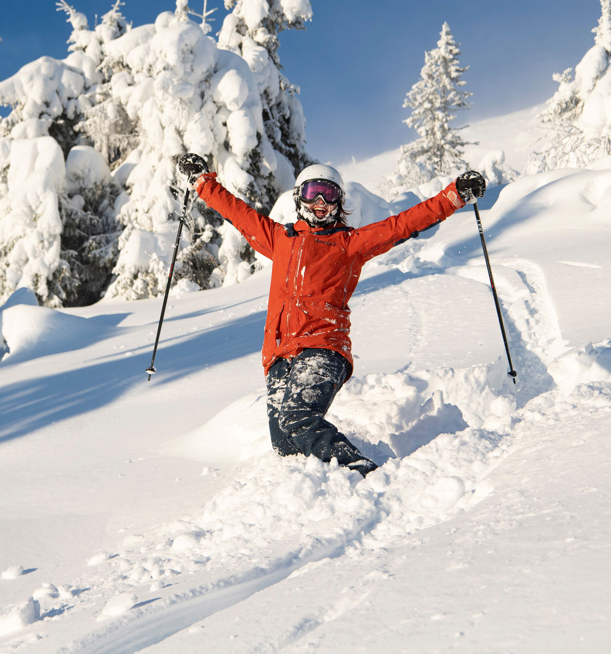 Glad kvindelig skiløber i puddersne i Trysil Foto Ola Matsson, SkiStar