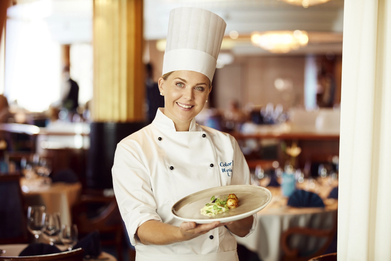 Köchin mit Gericht