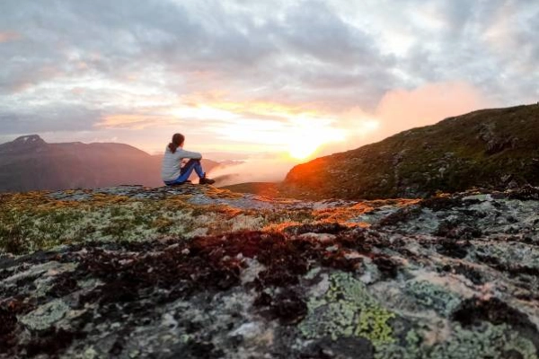 Wanderin in der Abendsonne in Trollheimen