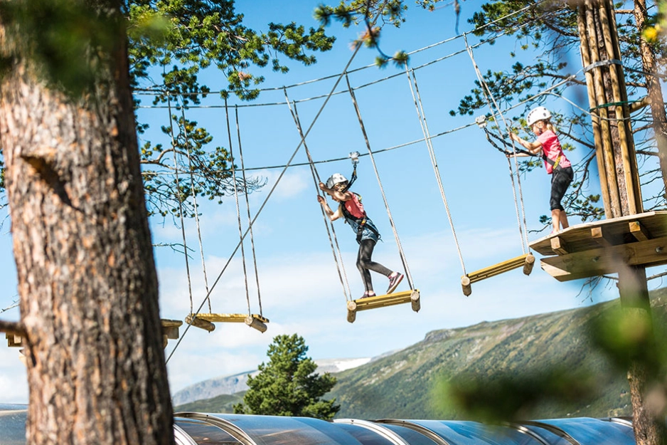 2 girls at Høyt & Lavt klimbing park. Photo: Paul Lockhart.