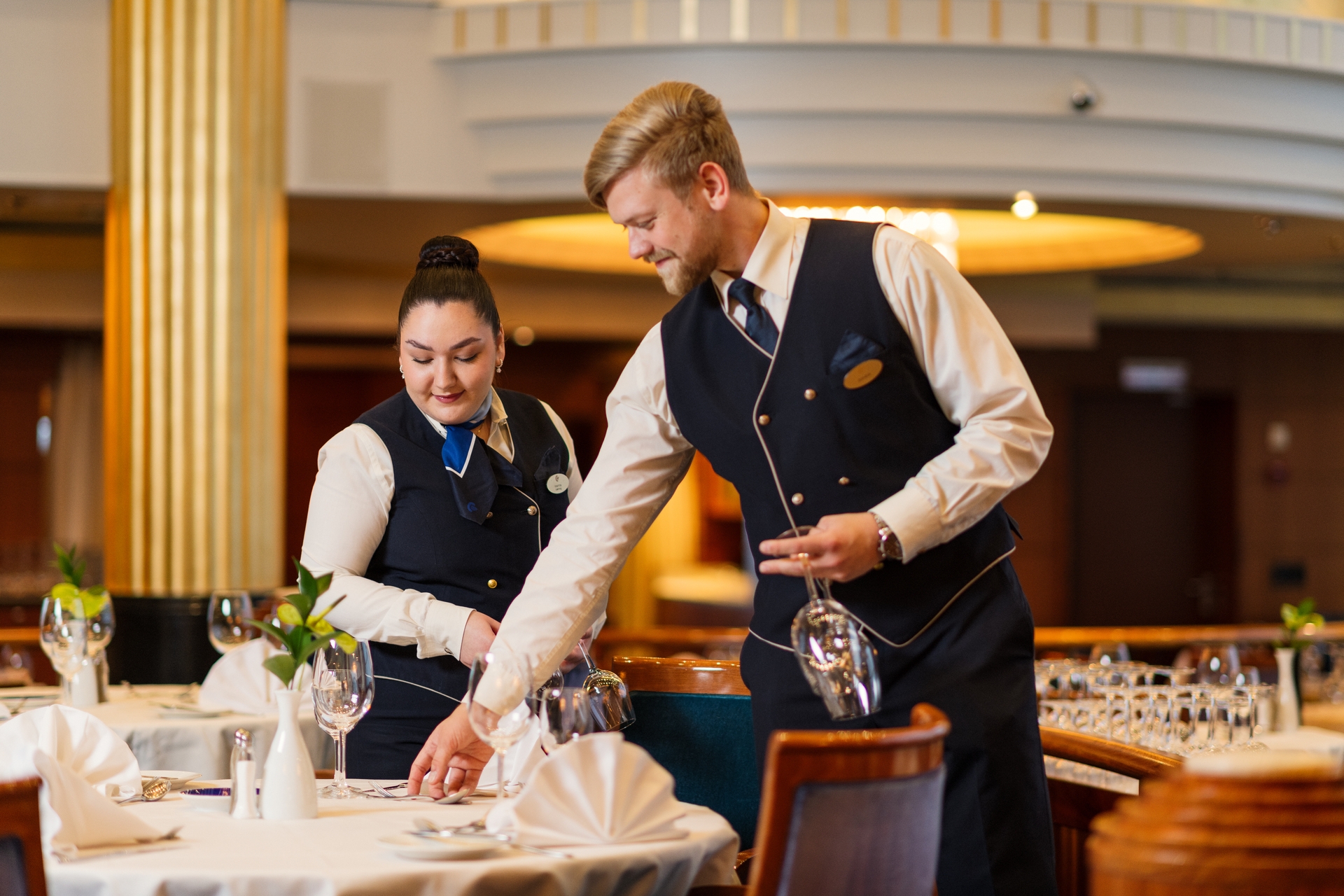 Servit&oslash;rer som dekker p&aring; et bord
