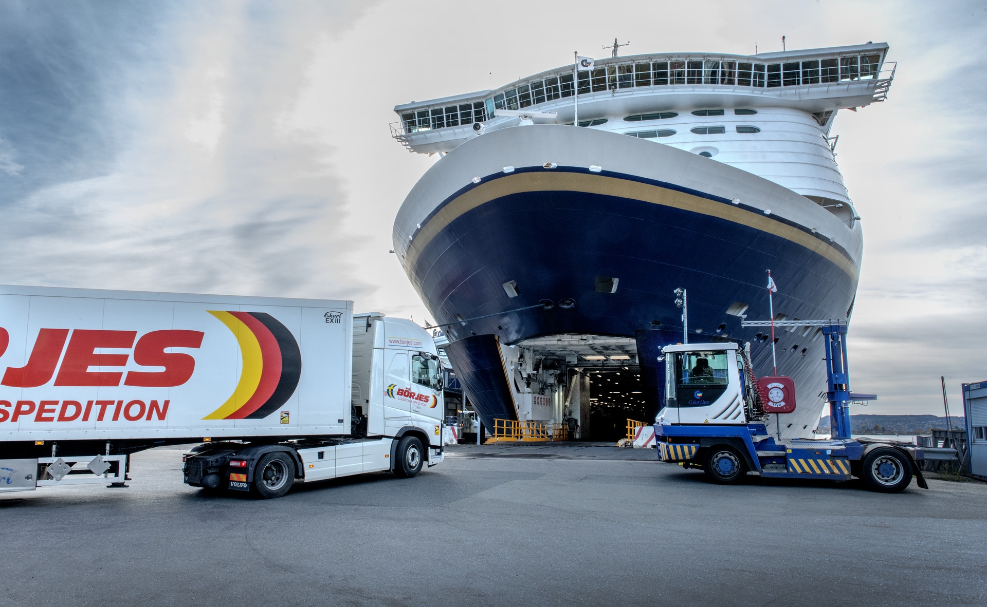 Trailer som kj&oslash;rer om bord p&aring; Color Fantasy